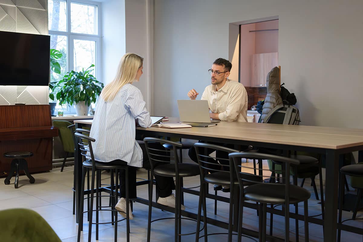 Företagare i möte med en byrå inför ett samarbete